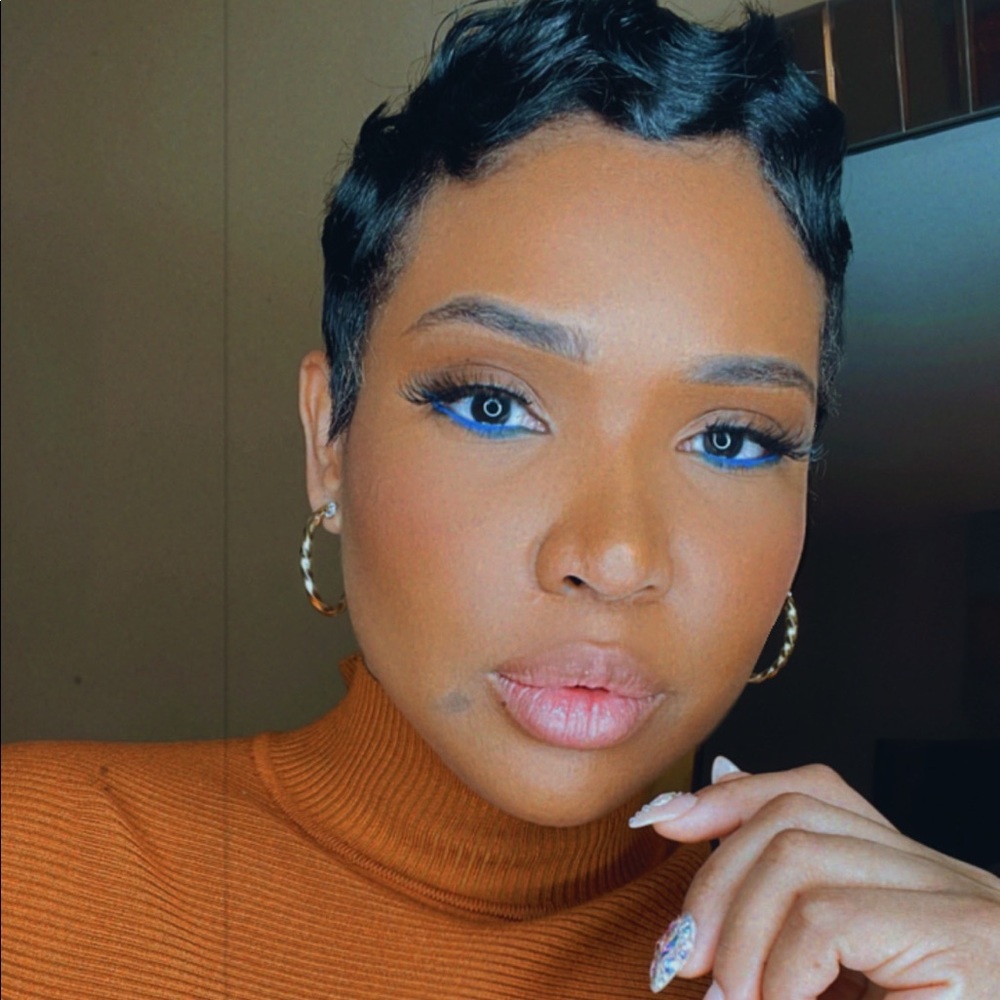 Meet your Poshmark Ambassador, Andrea